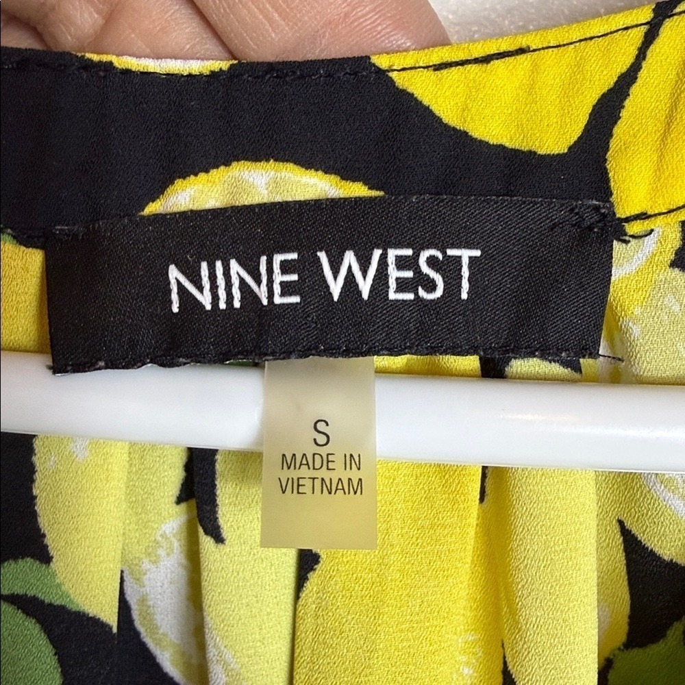 Nine West Womens Small Lemon Print Sleeveless V-Neck Blouse‎ Yellow Black Fruit - Picture 2 of 7